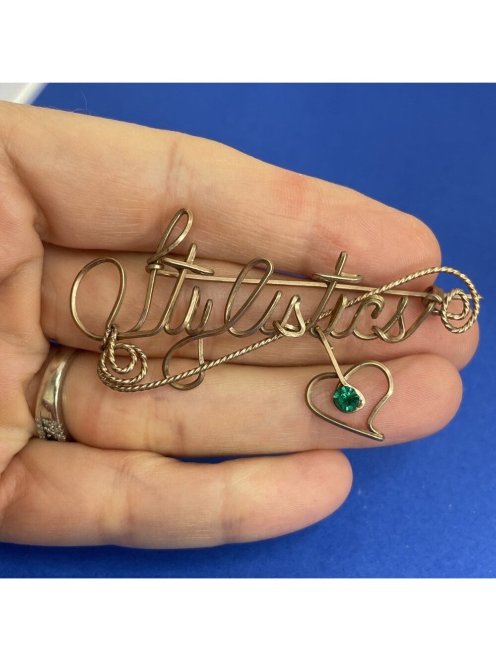 Vintage Brooch Stylistics Wire Script Cursive Pin Gold-tone Heart Dangle